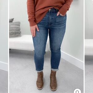 BNWT MID-WASH TUMMY CONTROL JEANS BY JUDY BLUE